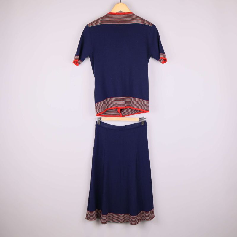 Baksidan av blått set med randiga detaljer och röda kanter