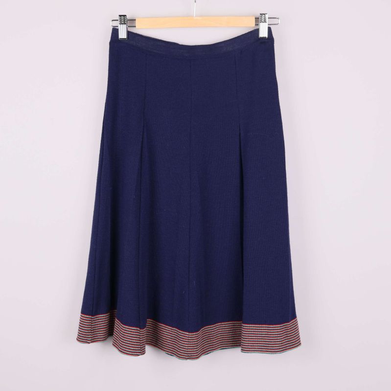 Midilång blå kjol med randig nederkant och röda detaljer