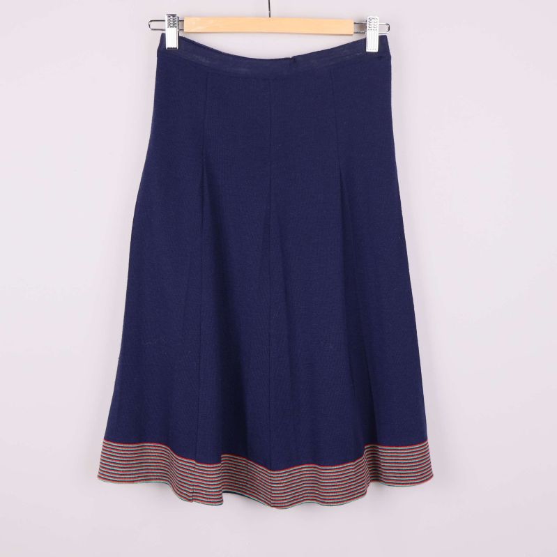 Baksida av midilång blå kjol med randig fåll