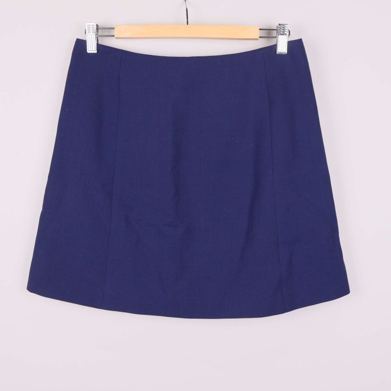 Baksida av mörkblå enkel kjol på galge