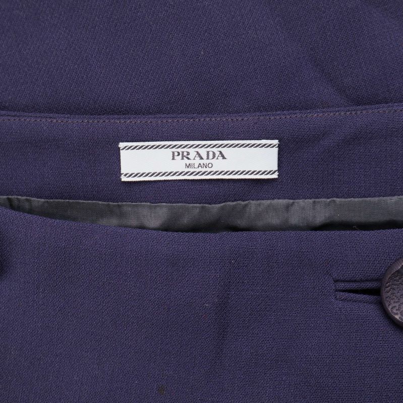 Prada etikett på insidan av den mörkblå kjolen