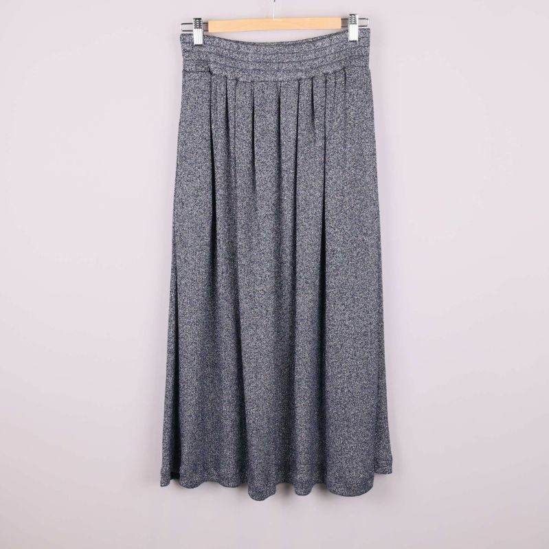 Gråmelerad midikjol i hellång vy mot vit bakgrund