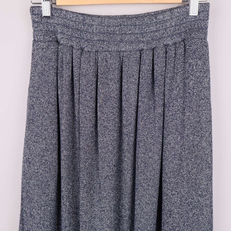 Detalj av midjan och plissering på kjolen