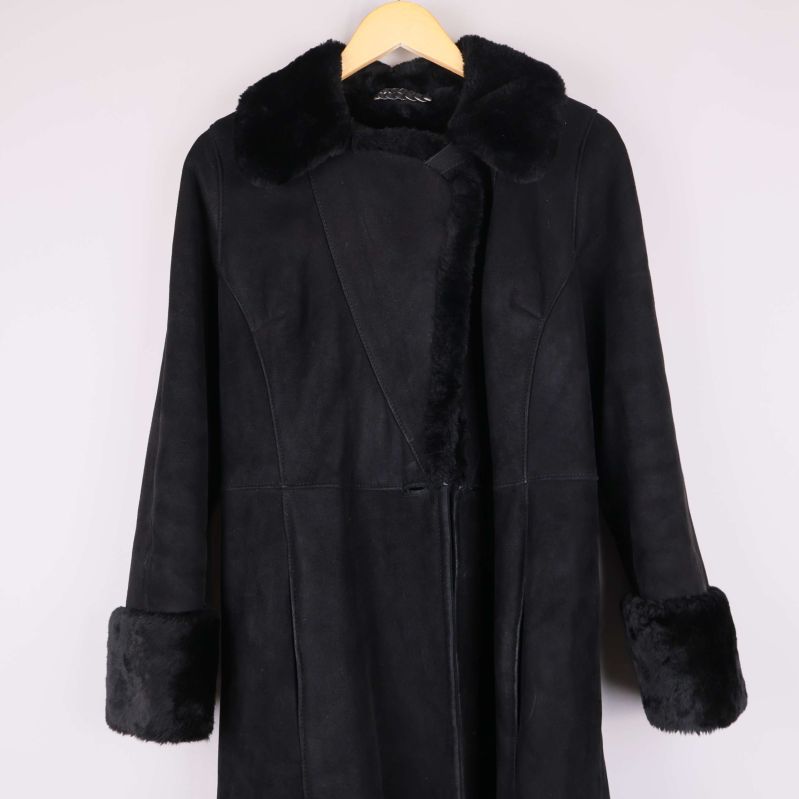 Kappans överdel och ärmslut med pälsdetaljer