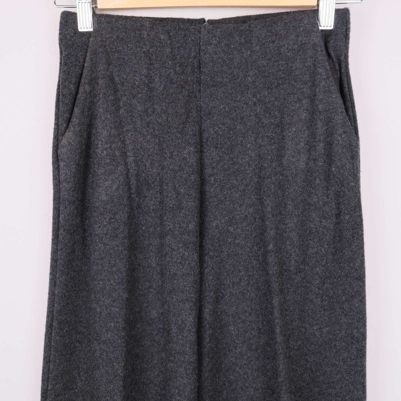 Närbild på midja och fickor på grå byxor