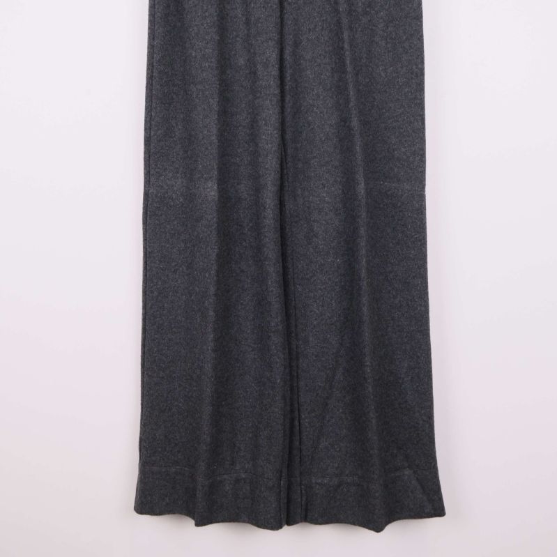 Närbild på nederdel av vida ben på grå byxor