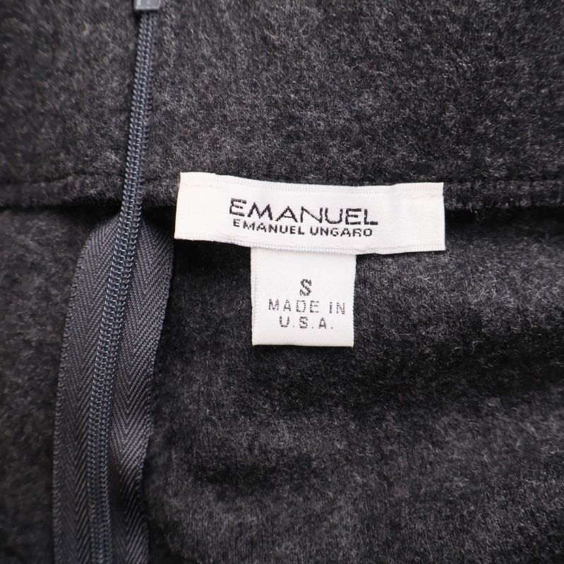 Närbild på etikett med Emanuel Ungaro-märke och storlek S