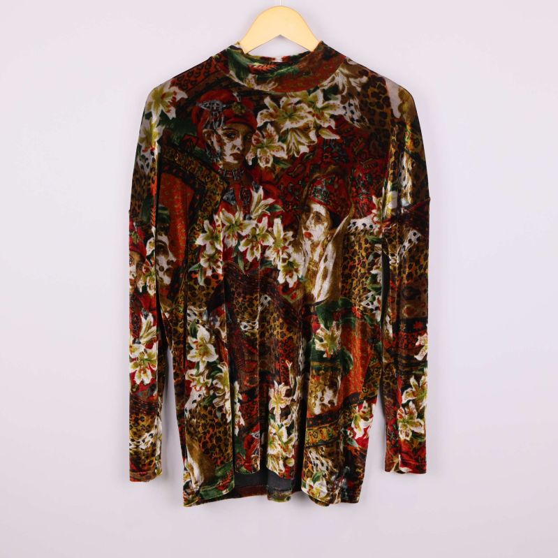 Flerfärgad långärmad topp på galge framifrån