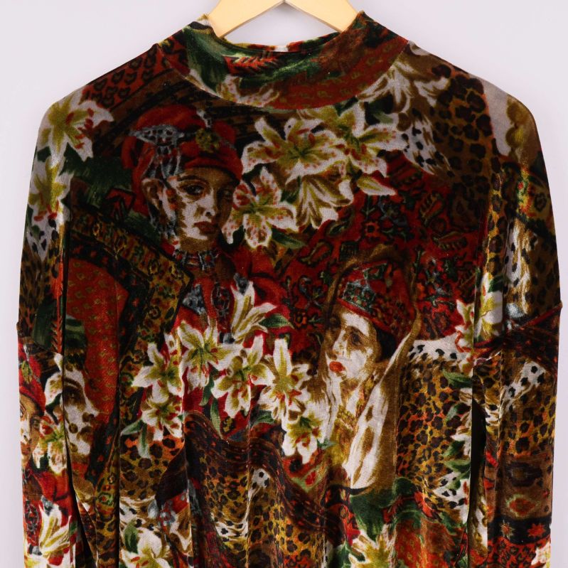 Detaljbild på toppens framstycke med  mönster