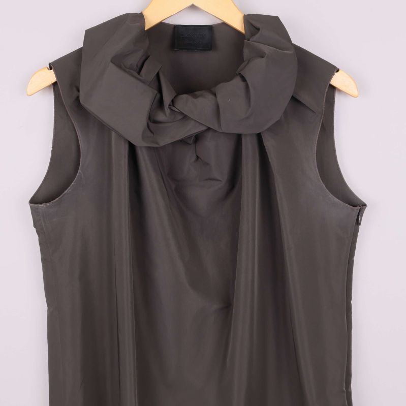 Närbild på toppens krage och axelparti