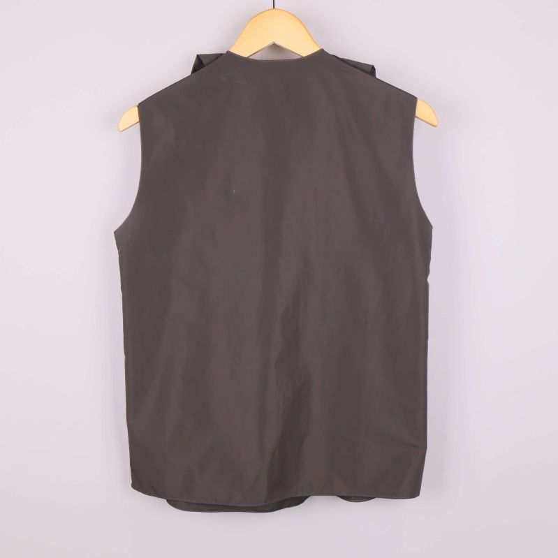 Baksidan av brun ärmlös topp