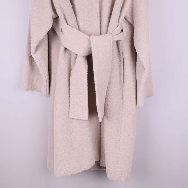 Närbild på knytskärp och nederkant av kappan