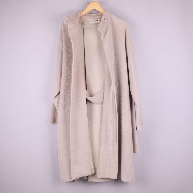 Kappa öppen framtill med insidan synlig