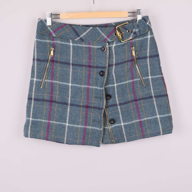 Framifrån av blå rutig kjol med knappar, blixtlås och bälte