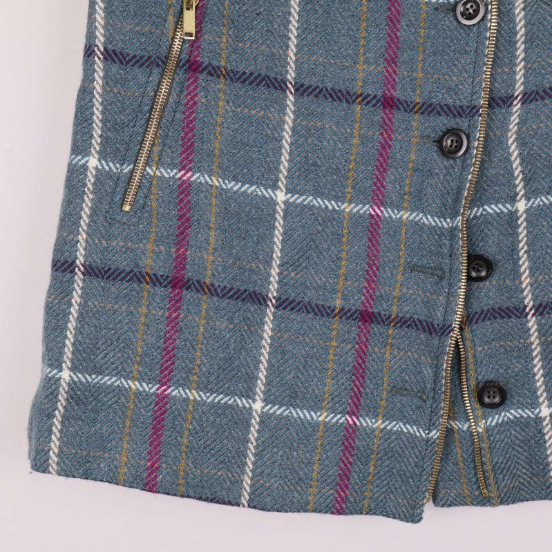 Kjolens nedre framsida med knappslå och rutigt tyg