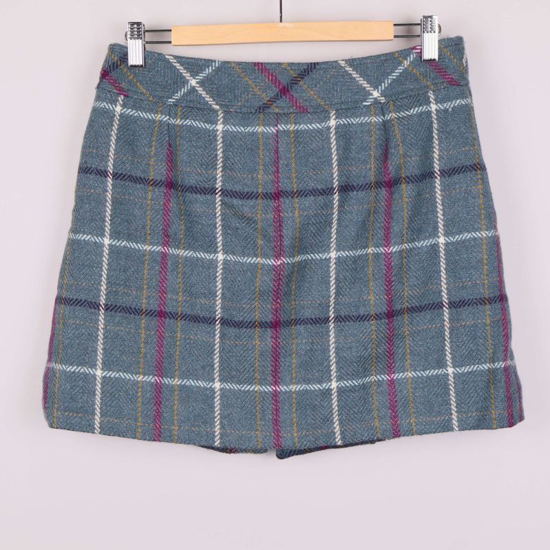 Baksida av blå rutig kjol med rutmönster