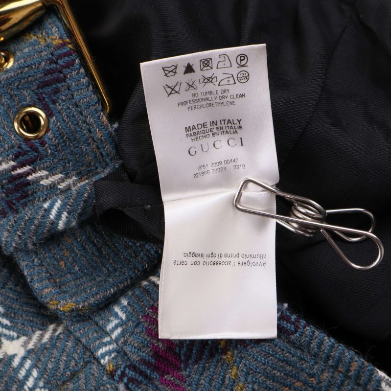 Tvättrådslapp och Gucci-logotyp på insidan