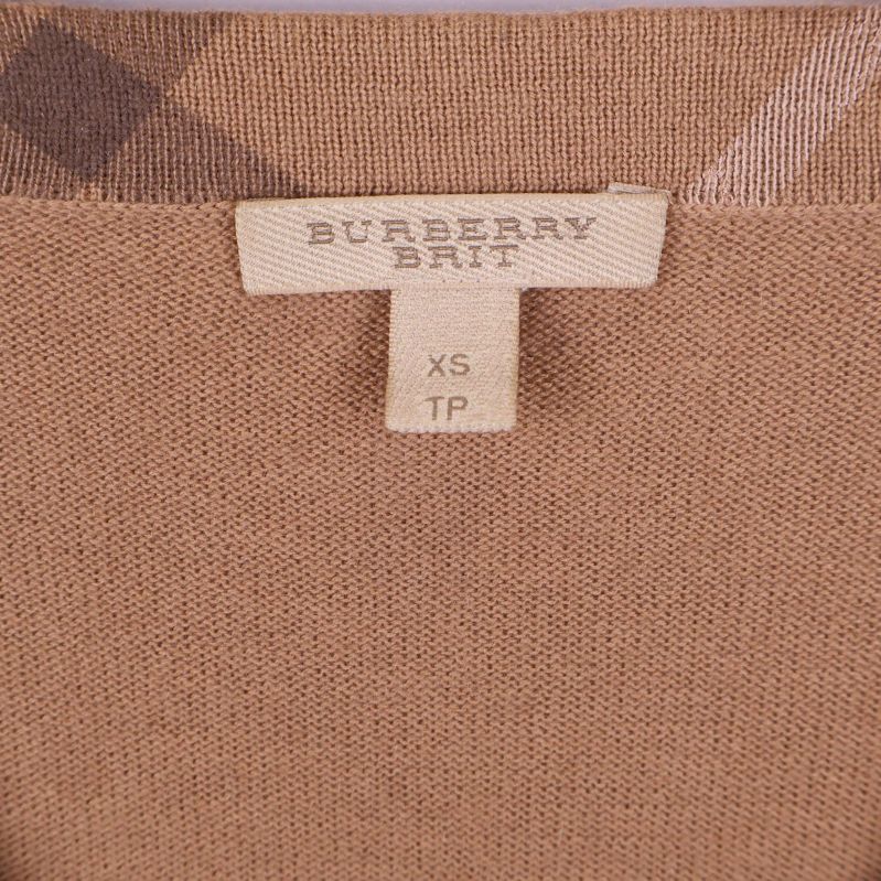 Närbild på Burberry Brit etikett och storlek XS