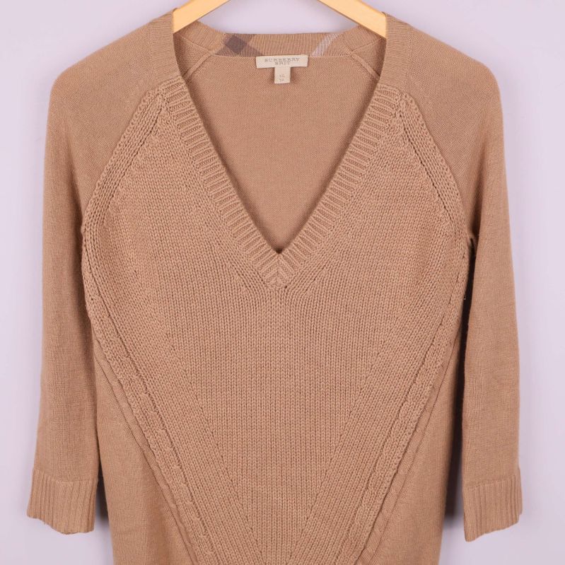 Detalj av tröjans V-ringning