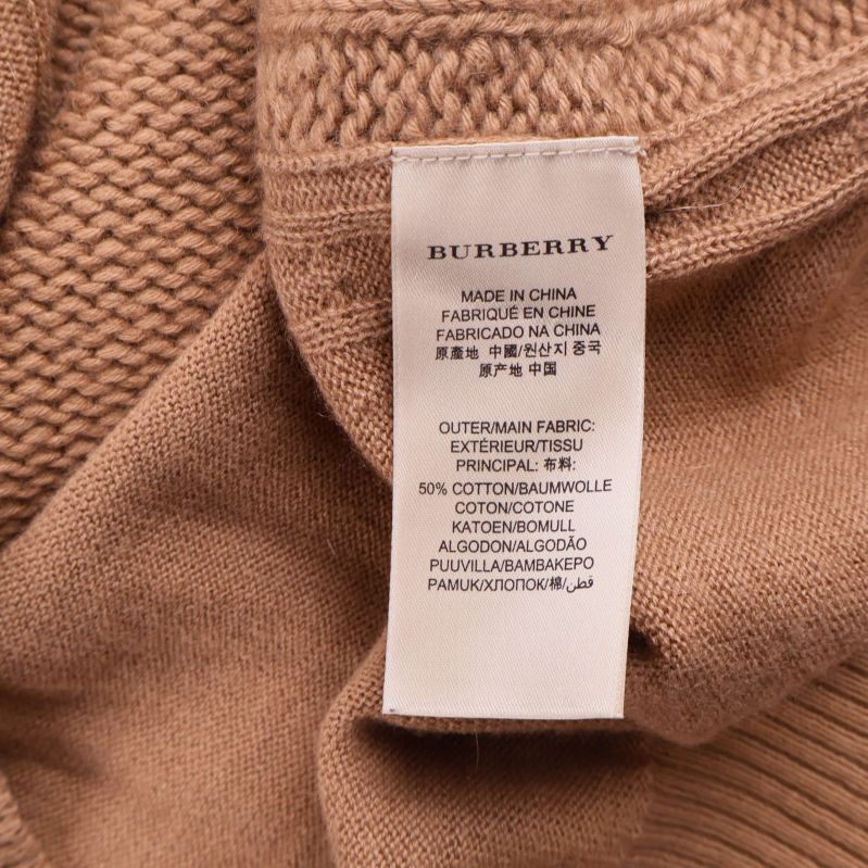 Materiallapp inuti tröjan