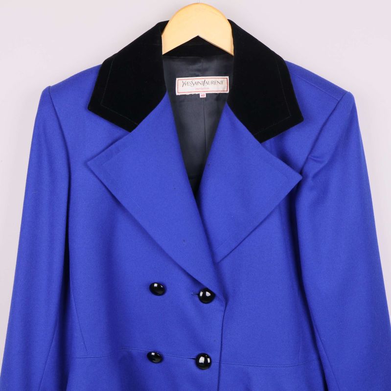 Närbild på kavajens framsida och knappar