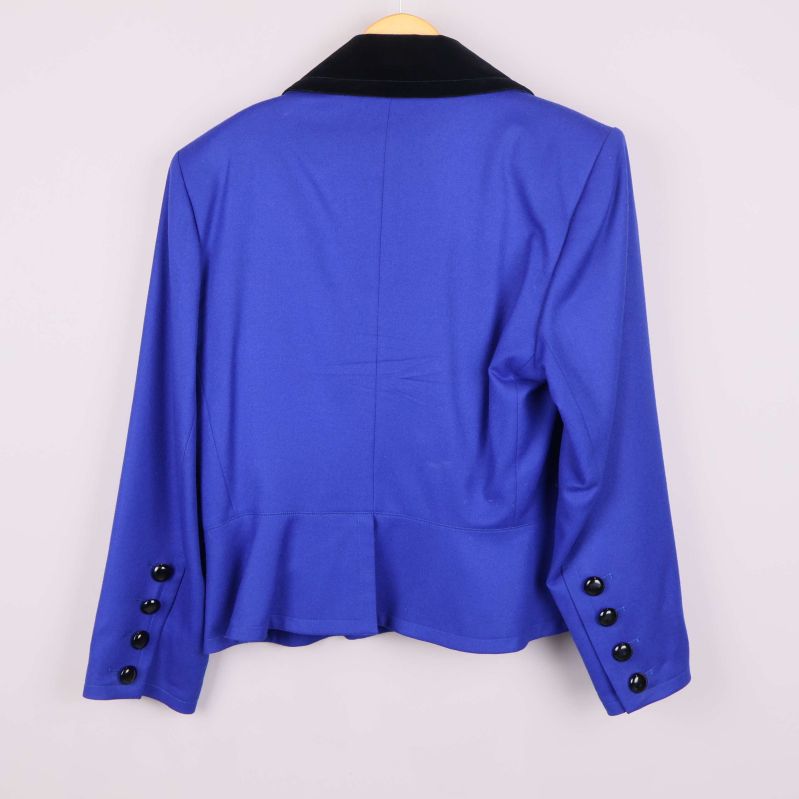 Kavaj bakifrån med knappdetaljer på ärmarna