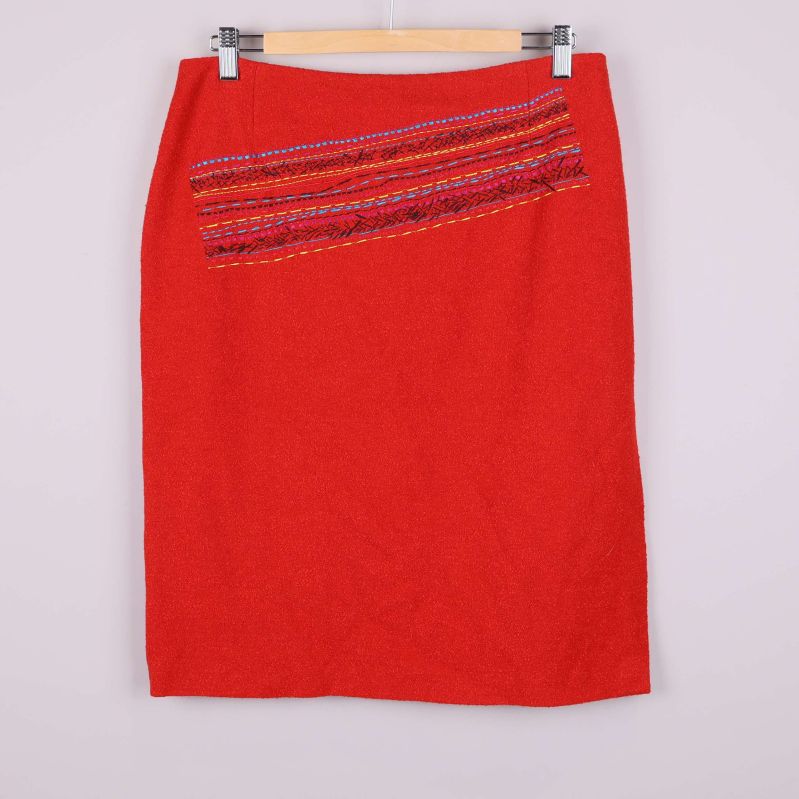 Röd kjol med färgglada broderier framtill 