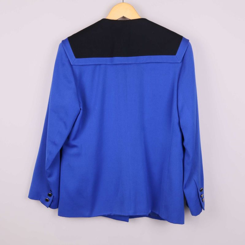 Baksidan av blå kavaj med bred svart krage