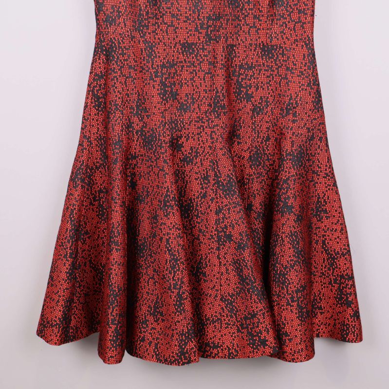 Kjolens utställda del med rött mönster