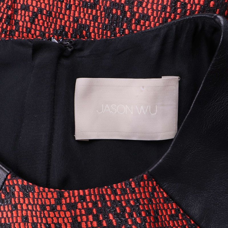 Närbild av etikett med Jason Wu tryck