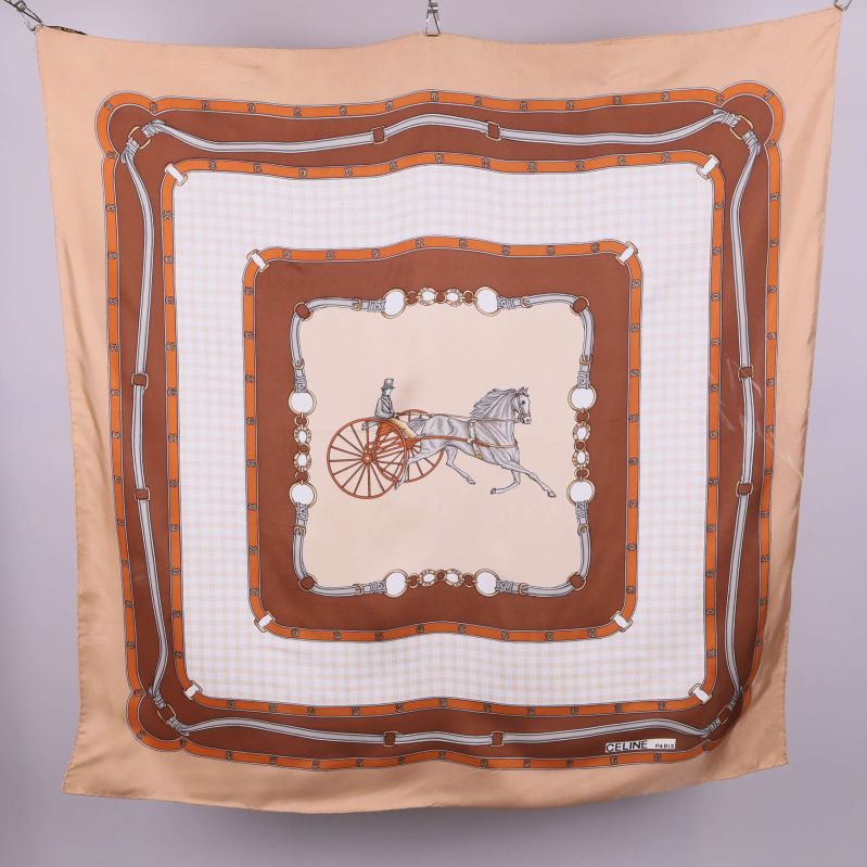 Scarf med häst och vagn i centrum, mönster i beige och brunt