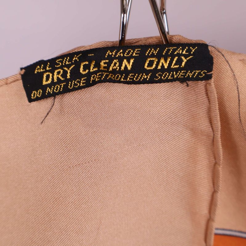 Materialetikett med texten All silk, dry clean only