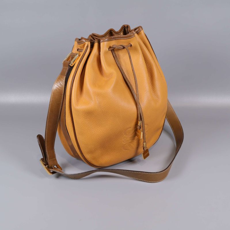 Cognacfärgad bucket bag med justerbar brun rem