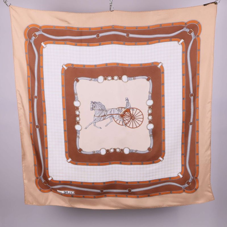 Kvadratisk scarf med mönster av hästmotiv i mitten