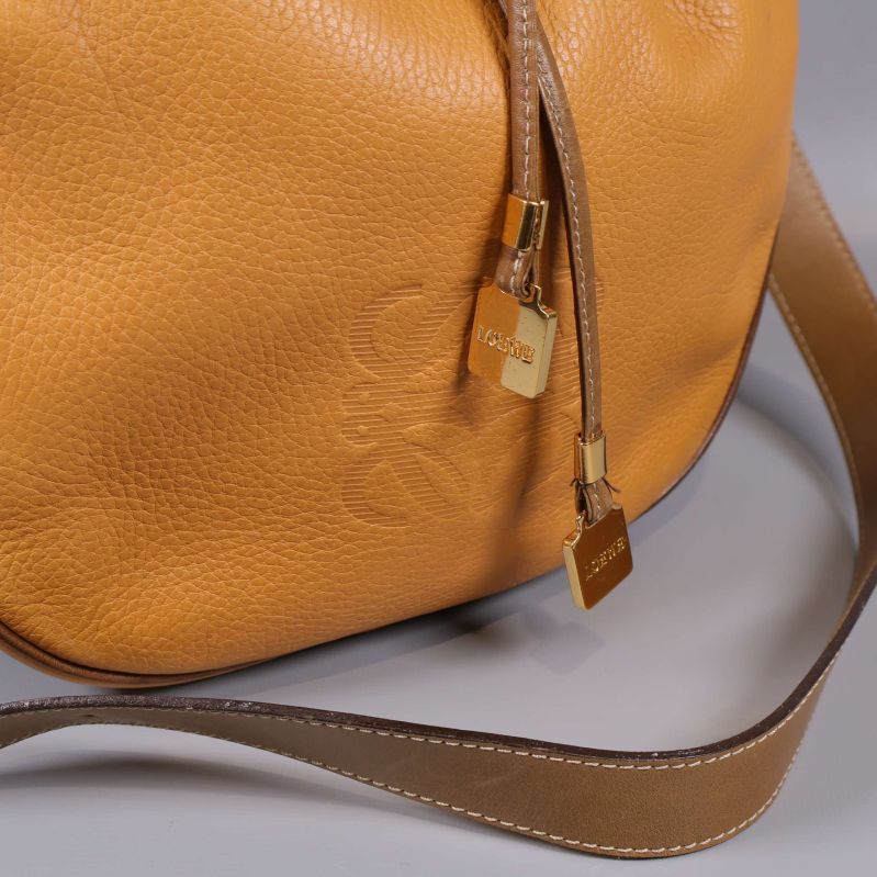 Detalj av läderväska med LOEWE-logga och guldfärgade lås