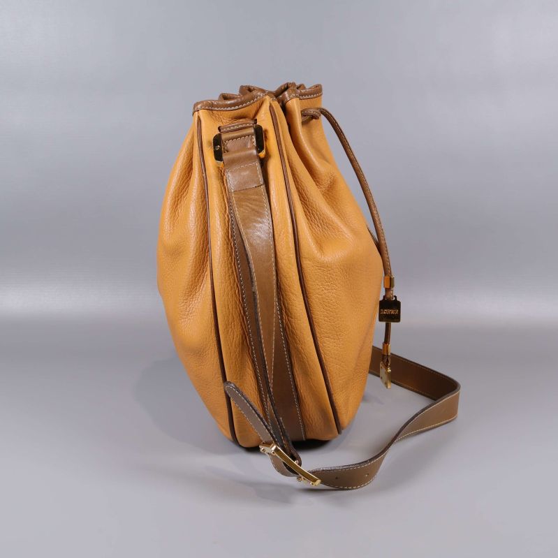 Sidsiluett av bucket bag med kontrasterande brun rand