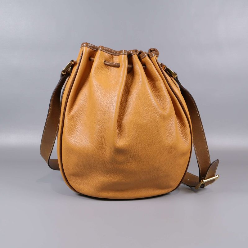 Baksida av slät cognacsfärgad bucket bag