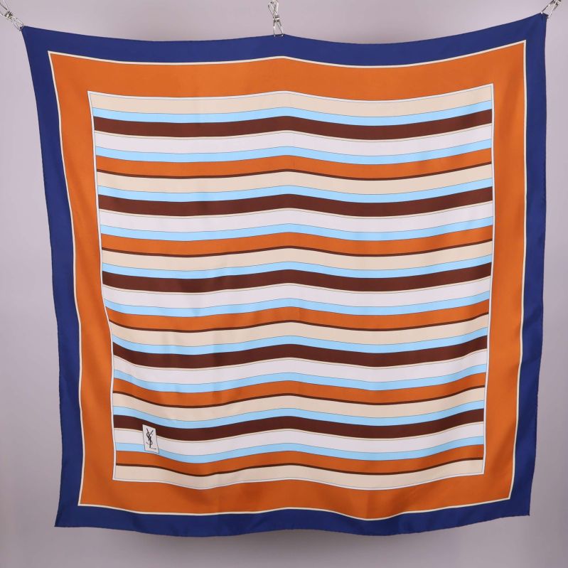 Stor fyrkantig scarf med randigt mönster i blått och orange