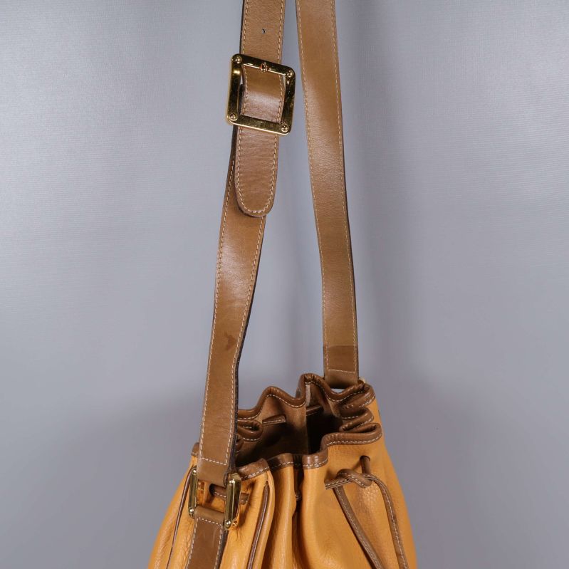 Justerbar axelrem med spänne på läderväska