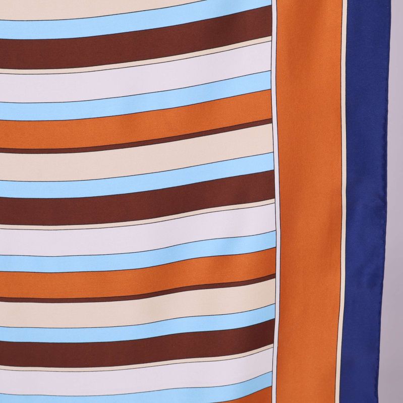 Detaljerade färgade ränder på mjuk scarf