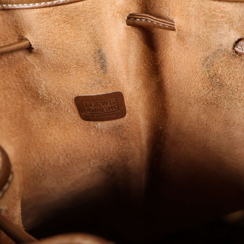 Insidan av väska visar präglad LOEWE-etikett i läder