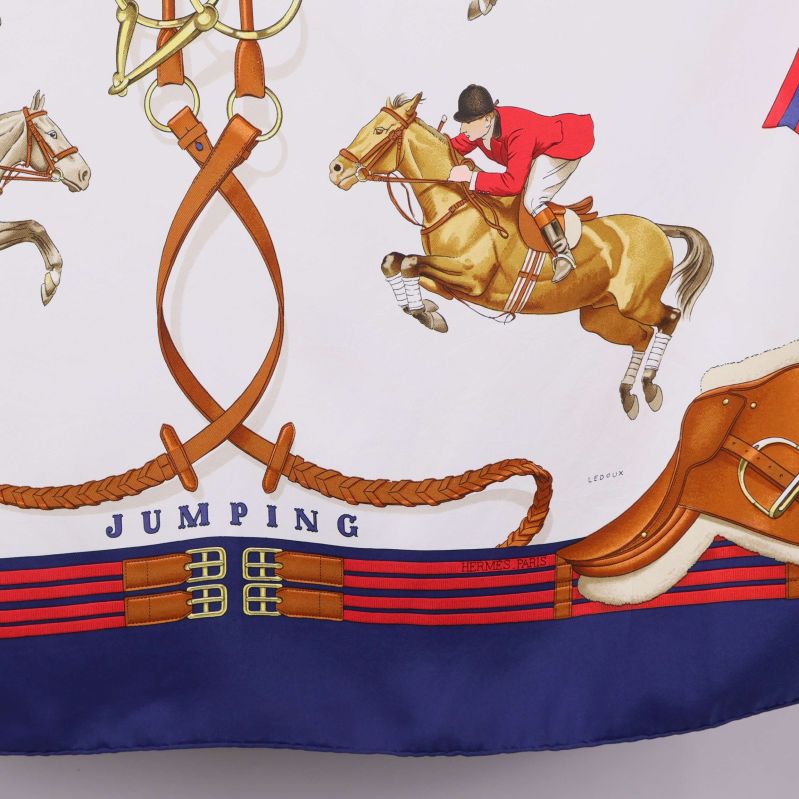 Närbild på häst och texten Jumping på scarfen