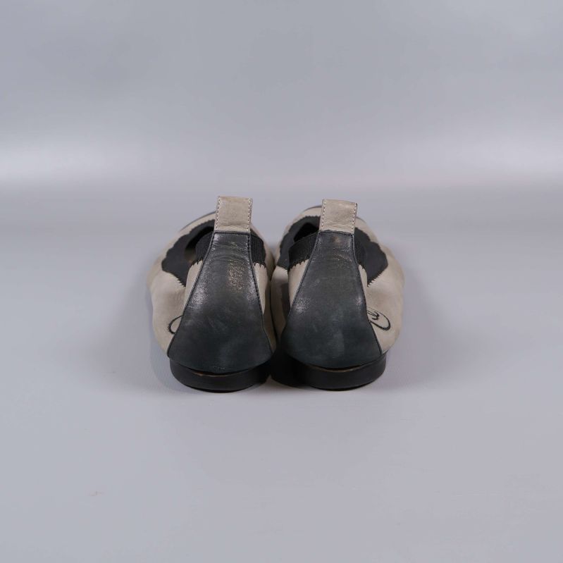 Baksida av ballerinaskor med svarta hälpartier