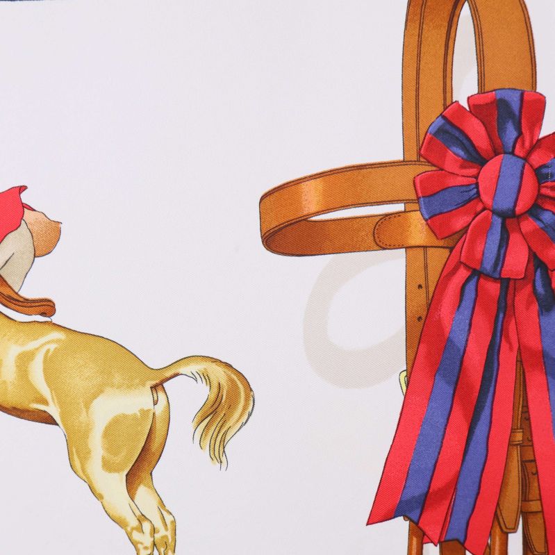 Närbild på rödblå rosett  på scarfen