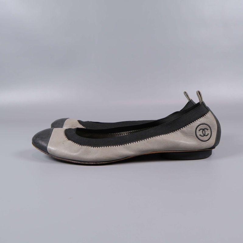 Sida av ballerina skor