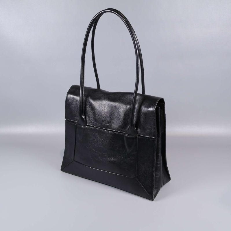 Svart läderväska med dubbla handtag sedd från sidan