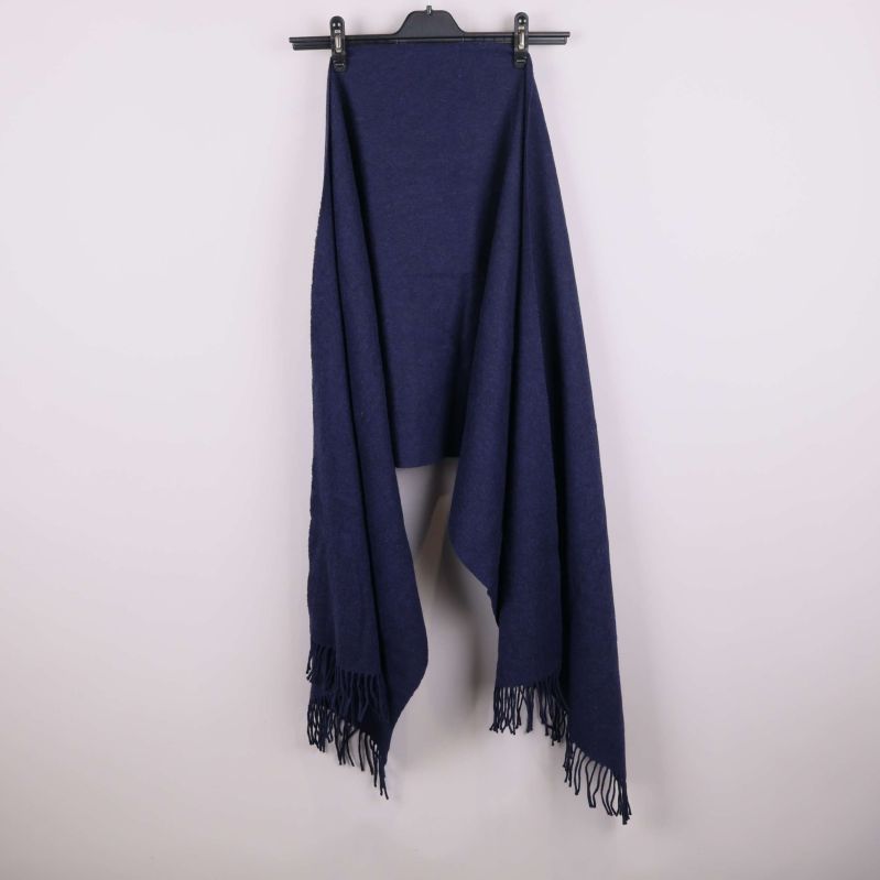 Helbild på blå halsduk hängande med fransar