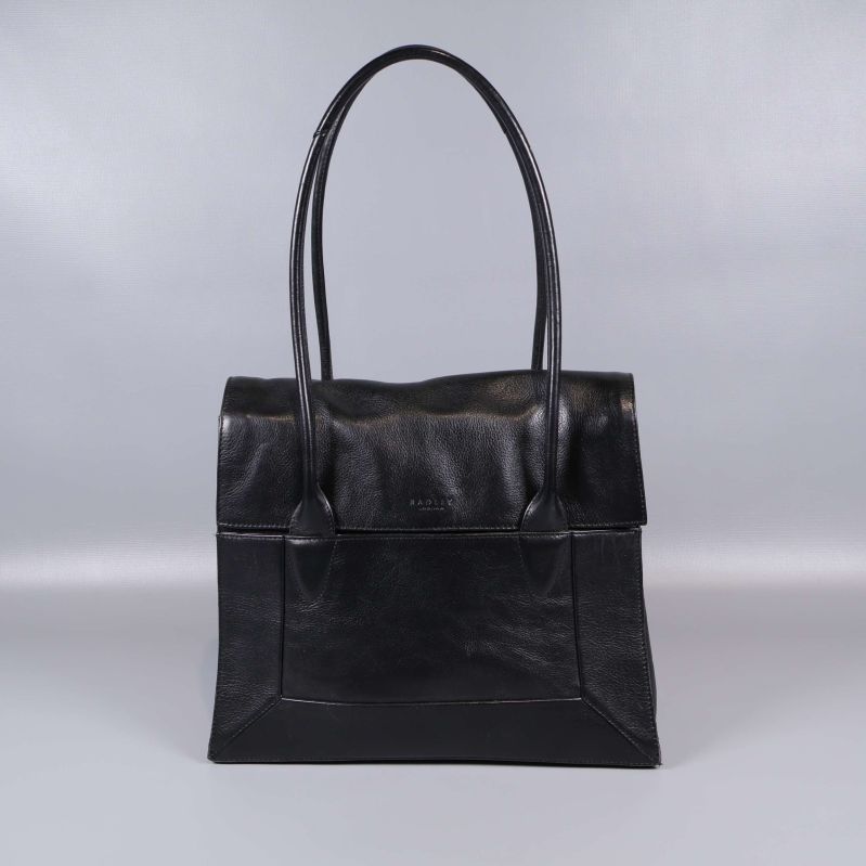 Svart läderväska med lock fotograferad rakt framifrån