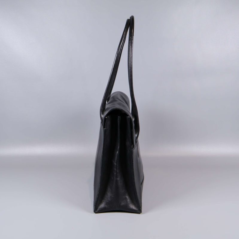 Svart läderväska med dubbla handtag sedd från sidan
