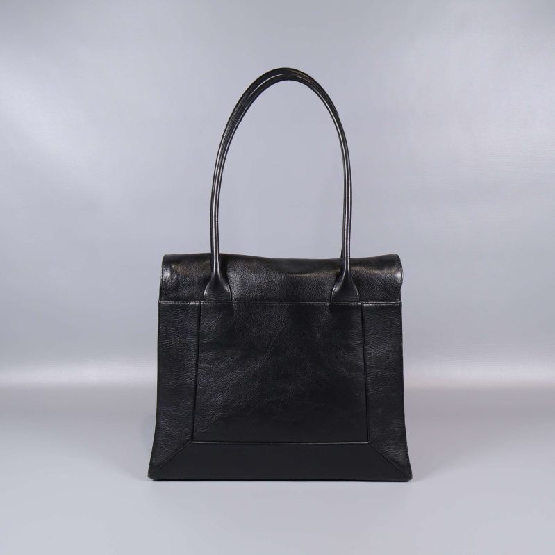 Baksida av svart läderväska 